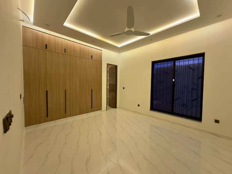 10 Marla prime location 5 beds house for rent Jubilee Town Block A
